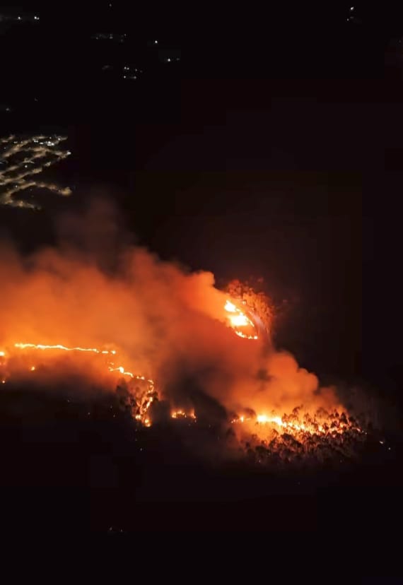 Bombeiros e Defesa Civil atravessam a noite combatendo incêndio
